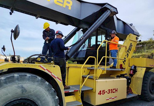 Operador de Reachstacker